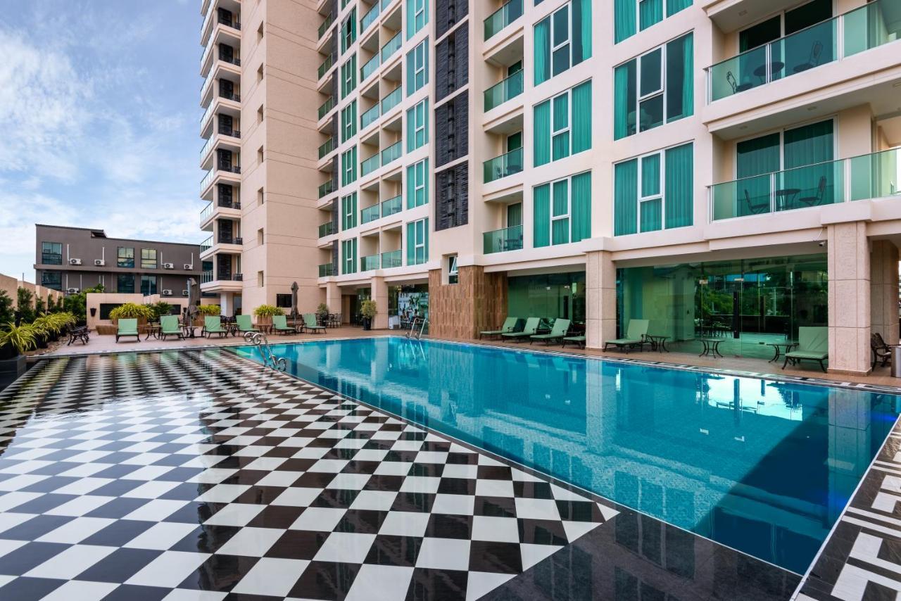 Apartment Panoramic View Tower: Garden Oasis