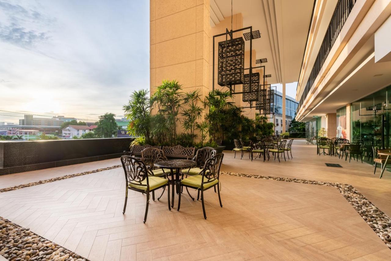 Panoramic View Tower: Garden Oasis Apartment