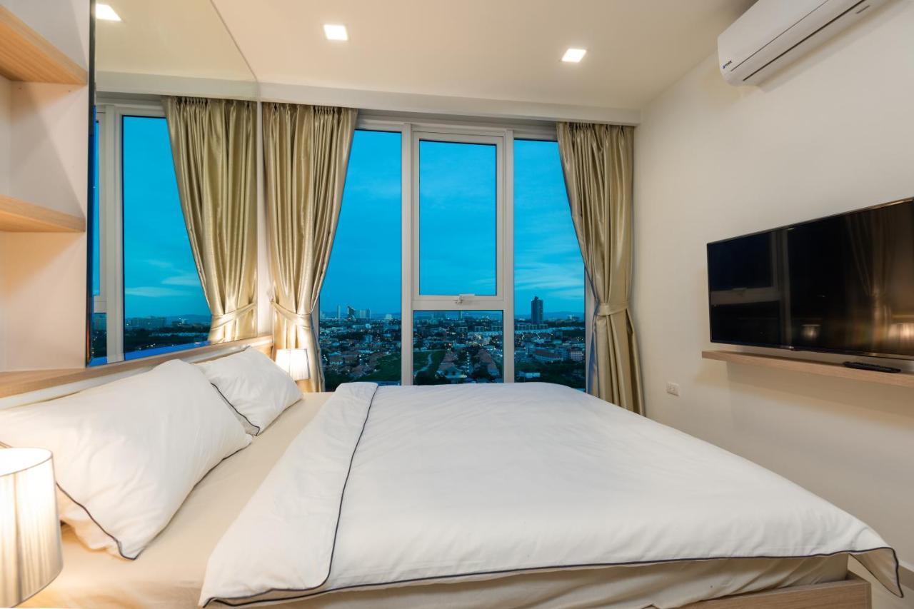 Panoramic View Tower: Garden Oasis Apartment