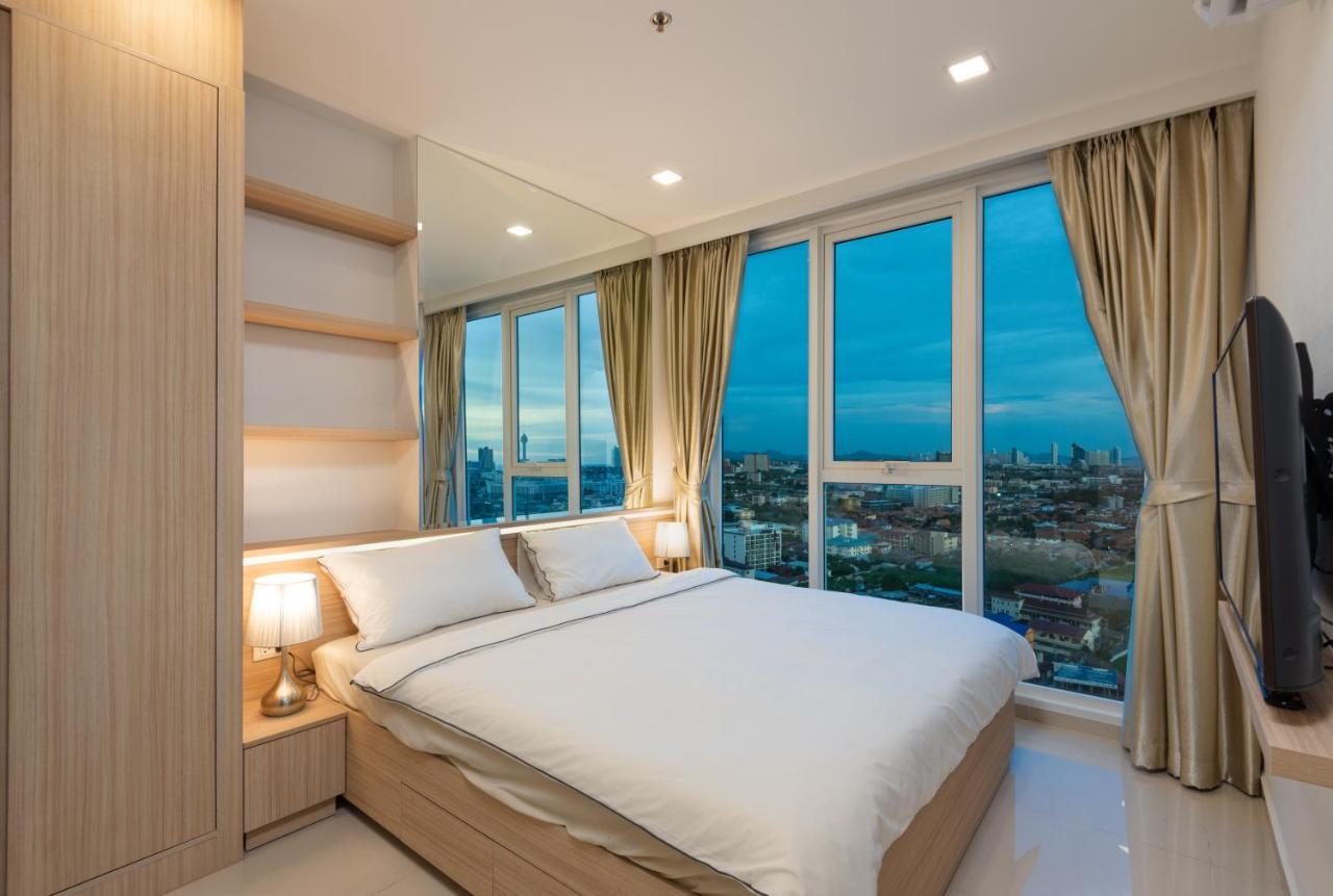 Panoramic View Tower: Garden Oasis Apartment *